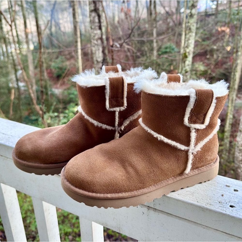 UGG Classic Mini Snow Boots Women’s Size 8